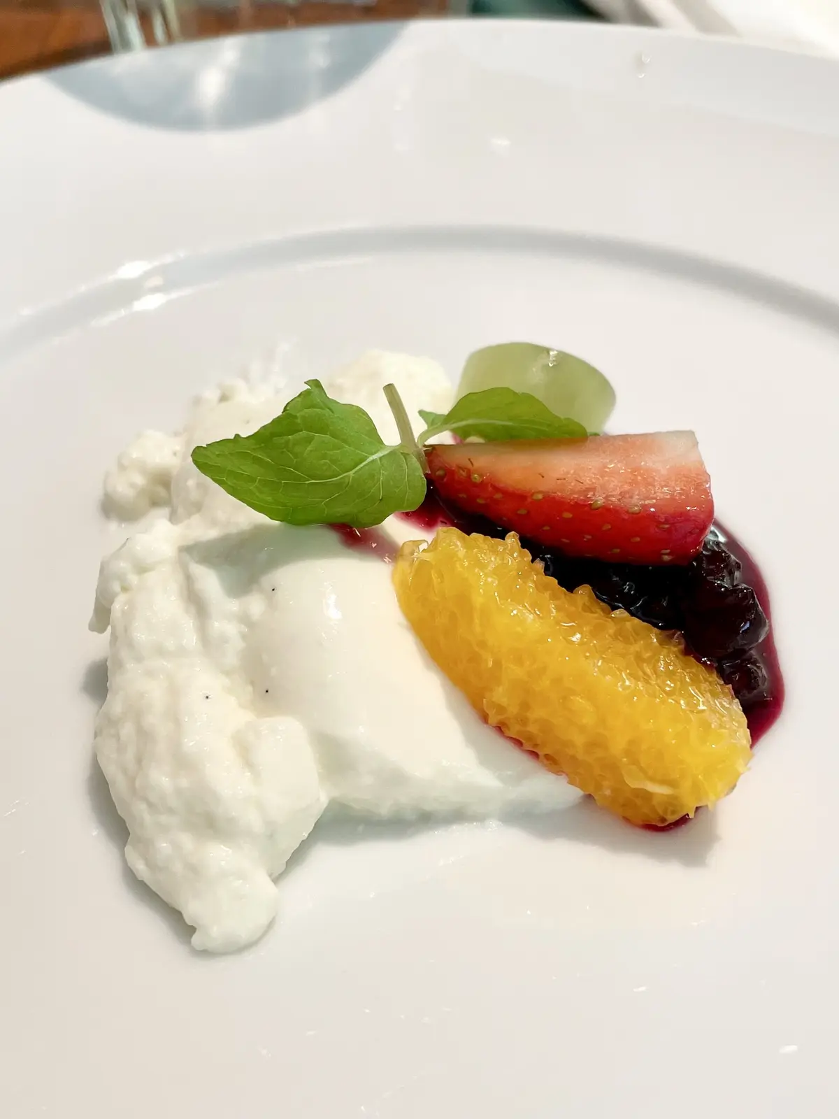 レストラン、TWELVE GADENS BAR & GRILL、トゥエルブ ガーデンズ バー アンド グリル、女子会、ランチ、ランチ会、ソファ席、シート席、室内、テーブル席、パンナコッタ、フルーツ、イチゴ、いちご、苺、オレンジ、マスカット、ブルーベリーソース、ミント、イタリアン、アメリカン、イタリア料理