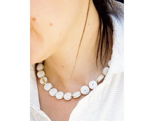 ジュディス（テキスタイルデザイナー・パリ）友人のアーティストEdith Bellod のネックレス。磁器とゴールドの質感が繊細