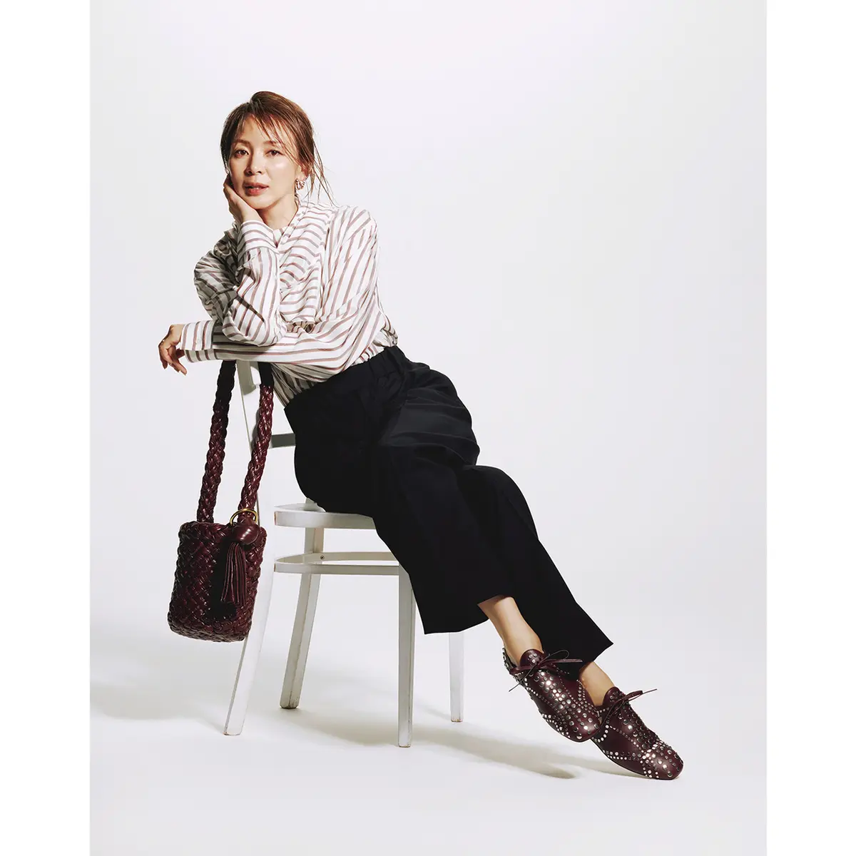ストライプブラウスと黒パンツのコーデを着たモデル・SHIHO