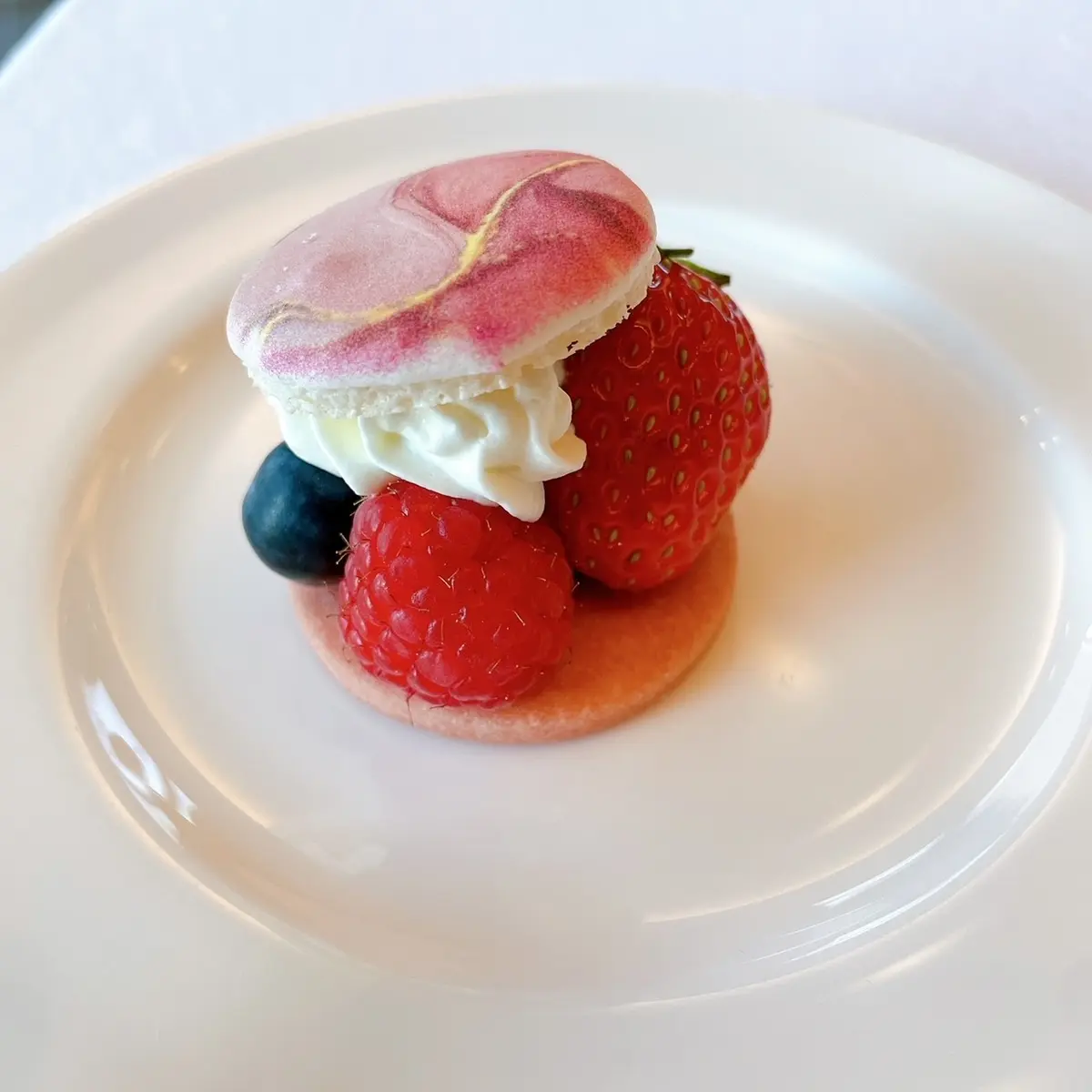 コンラッド東京「桜といちごのアフタヌーンティー」のスイーツ ミックスベリーマカロン