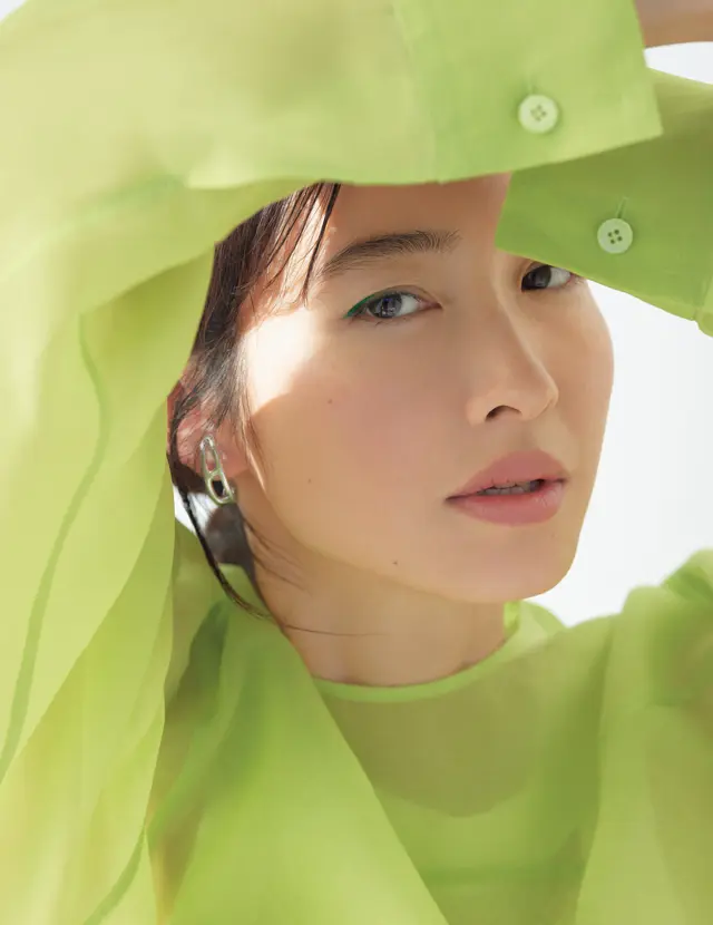 まっすぐな瞳。グリーンのアイカラーで凜とした強さをきわだたせて