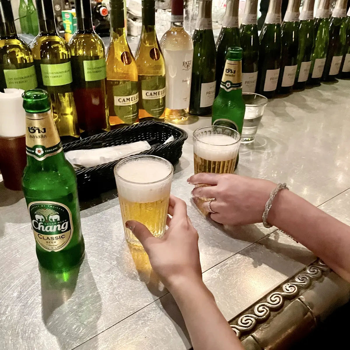 Monsoon Cafe、モンスーンカフェ、カウンター、オーダーカウンター、ビール、タイビール、chang、クラシックビール、乾杯、ワイン、お洒落、美味しい、お酒