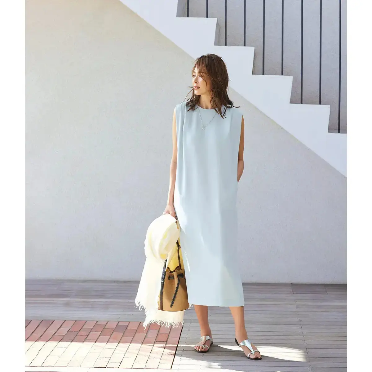 ゆるシルエットのネイビーワンピースは、淡色小物をトッピングして