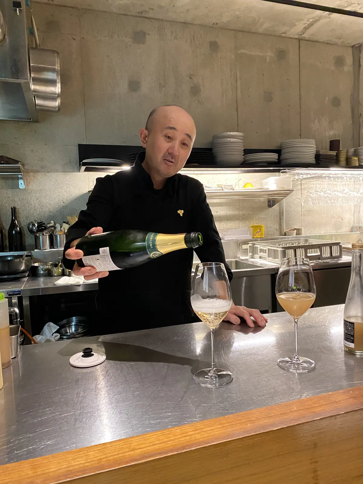 ペリカンの桑原シェフがシャンパーニュをサーブする様子
