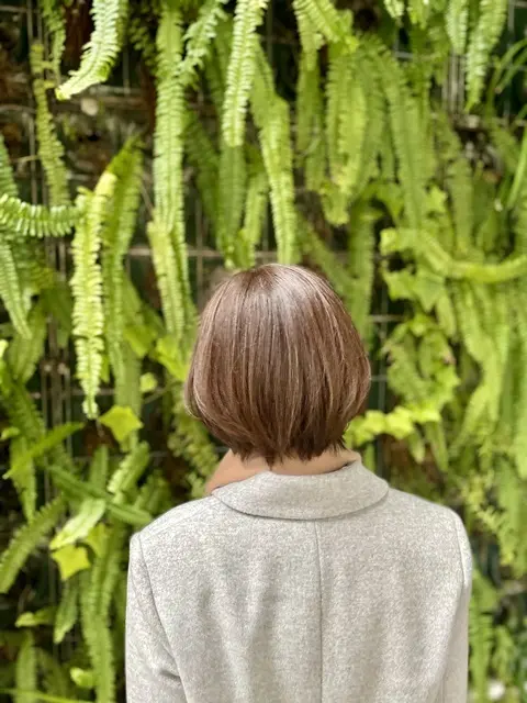 クリームベージュのカラーリングを外で撮影