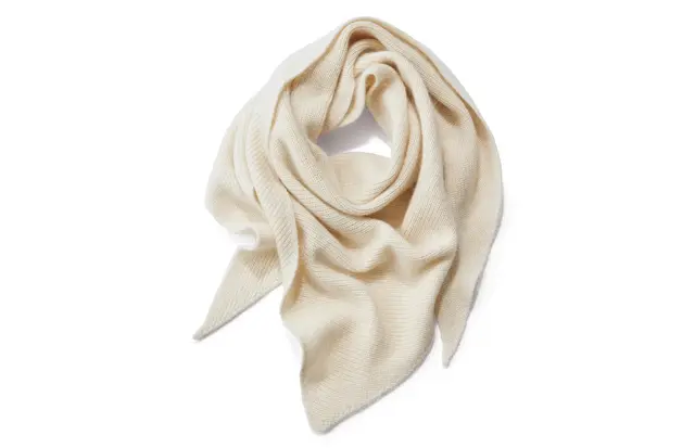 くるりと巻くだけで形が決まる三角形タイプ。テクニックいらずがうれしい。￥29,700／アイネックス（アソース メレ）