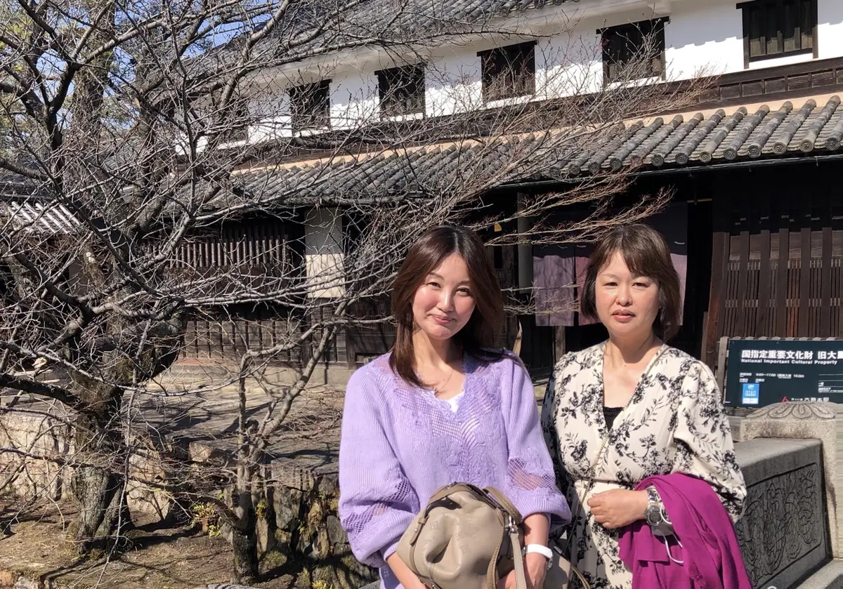 桜の木の前　女性二人