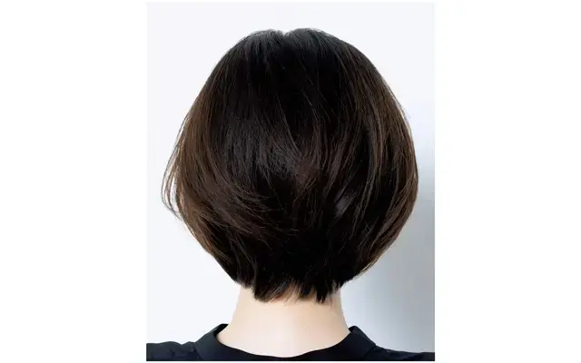うねり髪を生かした若々しいショートボブ
