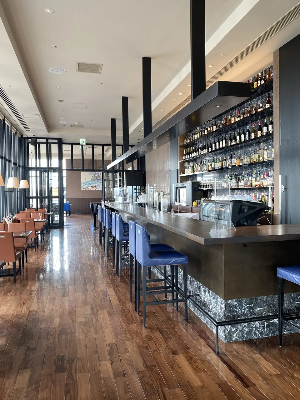 R restaurant & bar バーカウンター