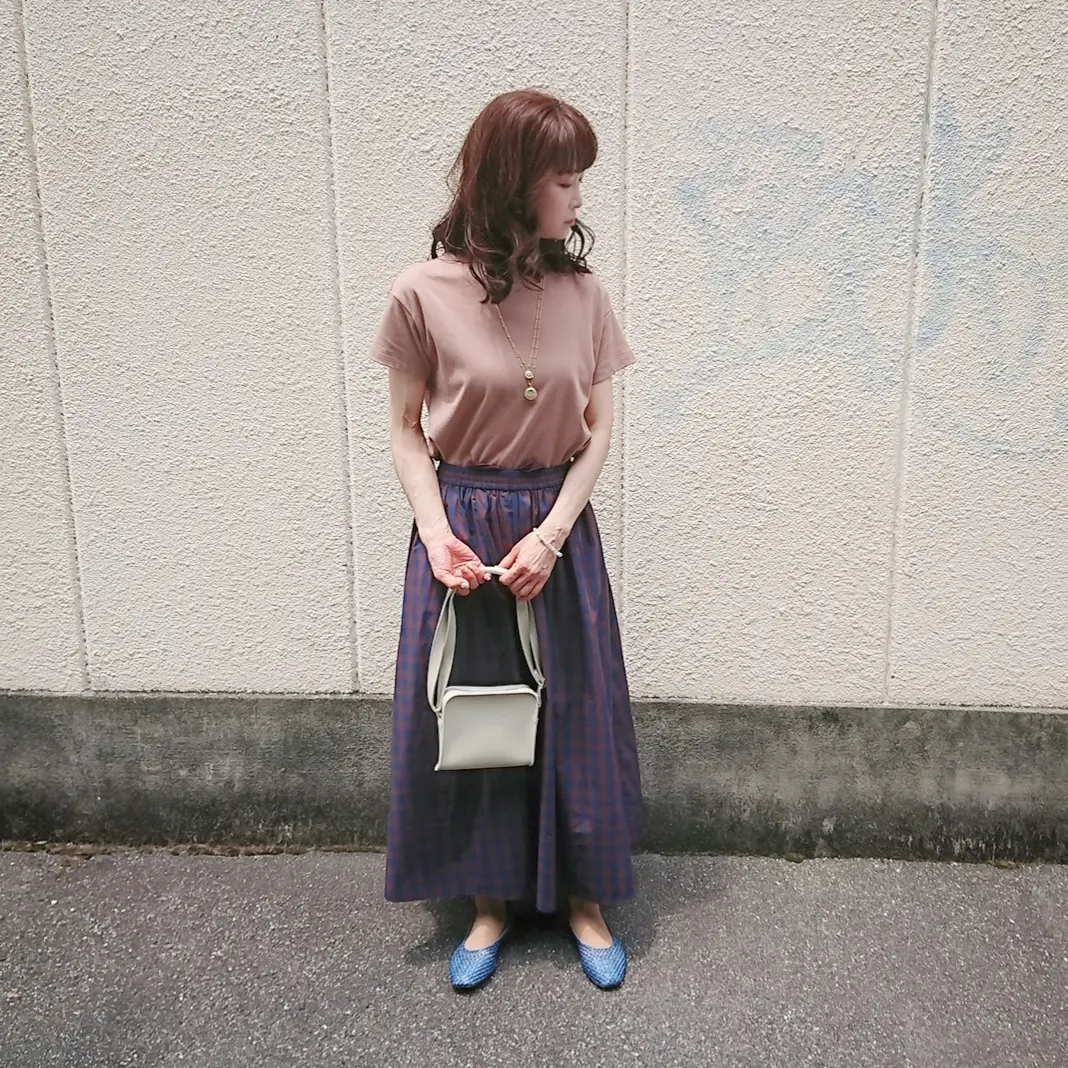 ブラウンTシャツ  チェックスカート