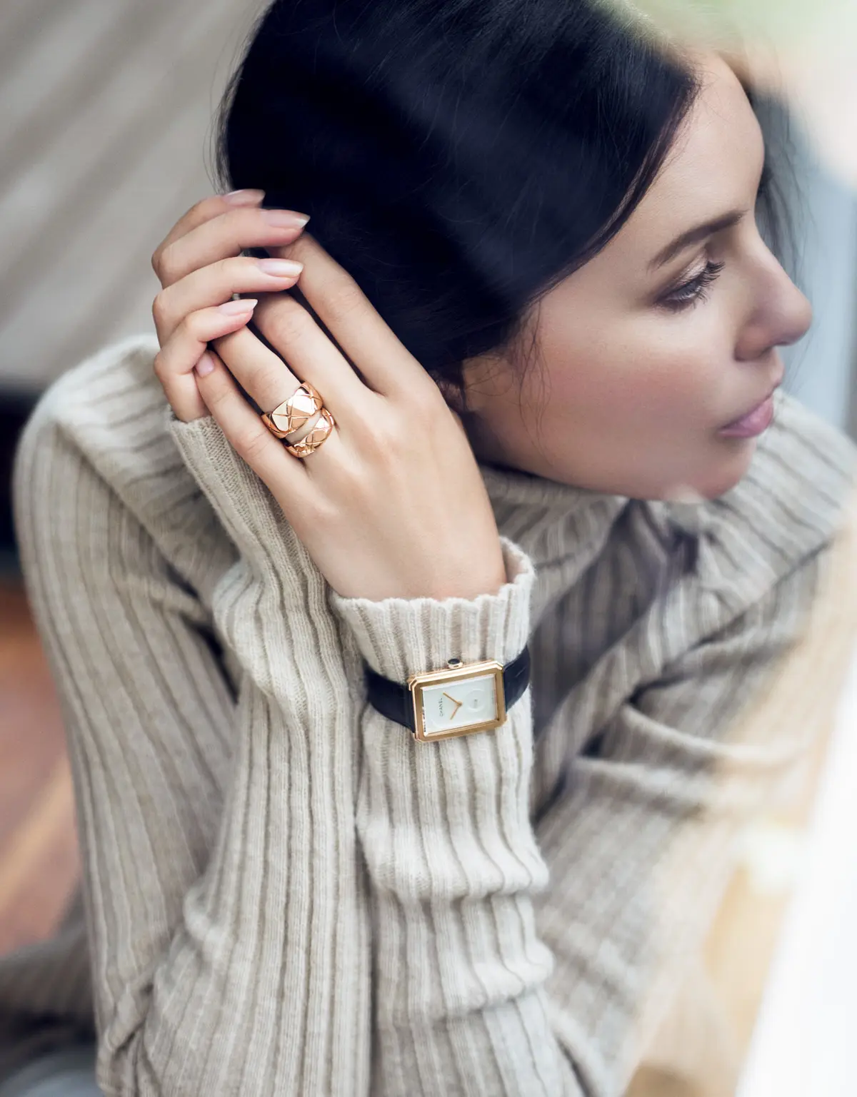 冬のシンプルな装いに、"華"をプラスの画像_1