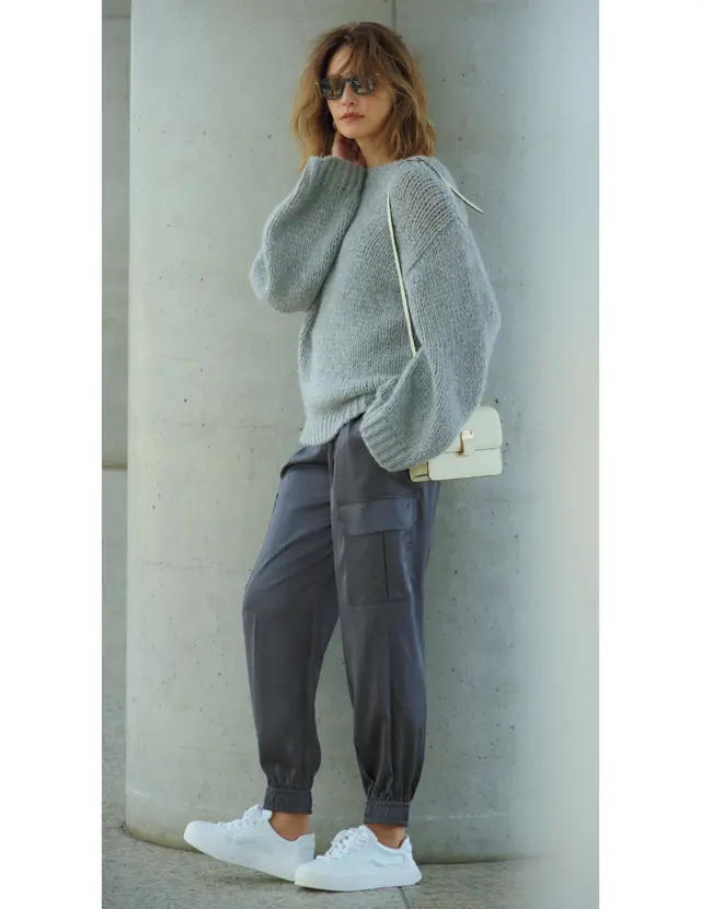 プラステのグレーパンツを着こなすRINA