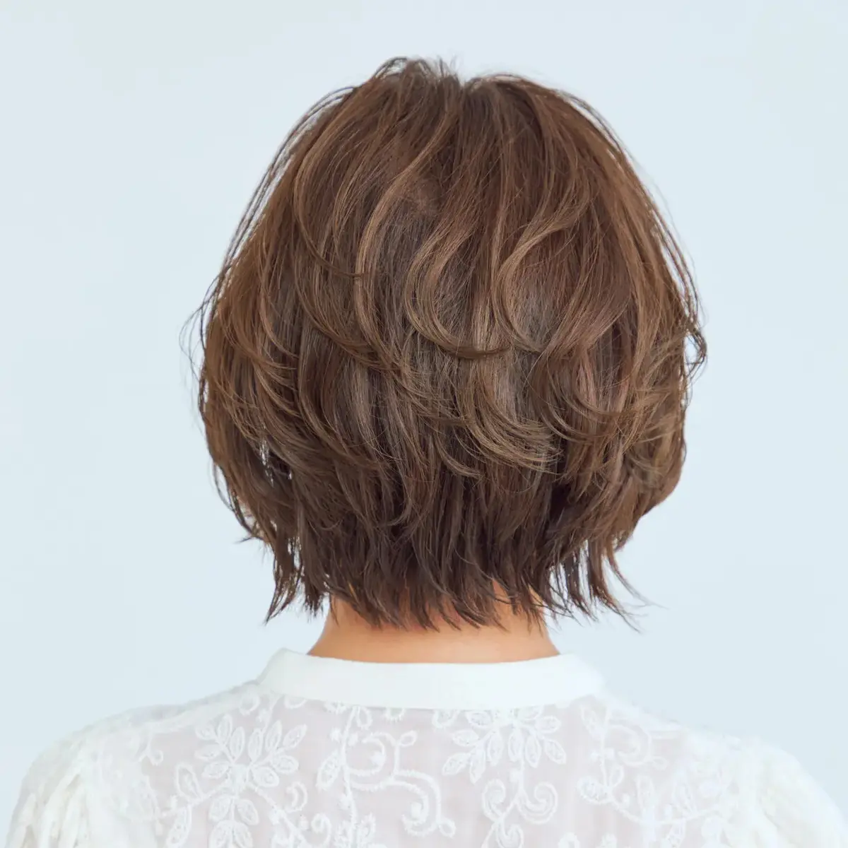 つぶれやすい髪悩みを解消するレイヤーショートは、長めレングスでフェミニンに