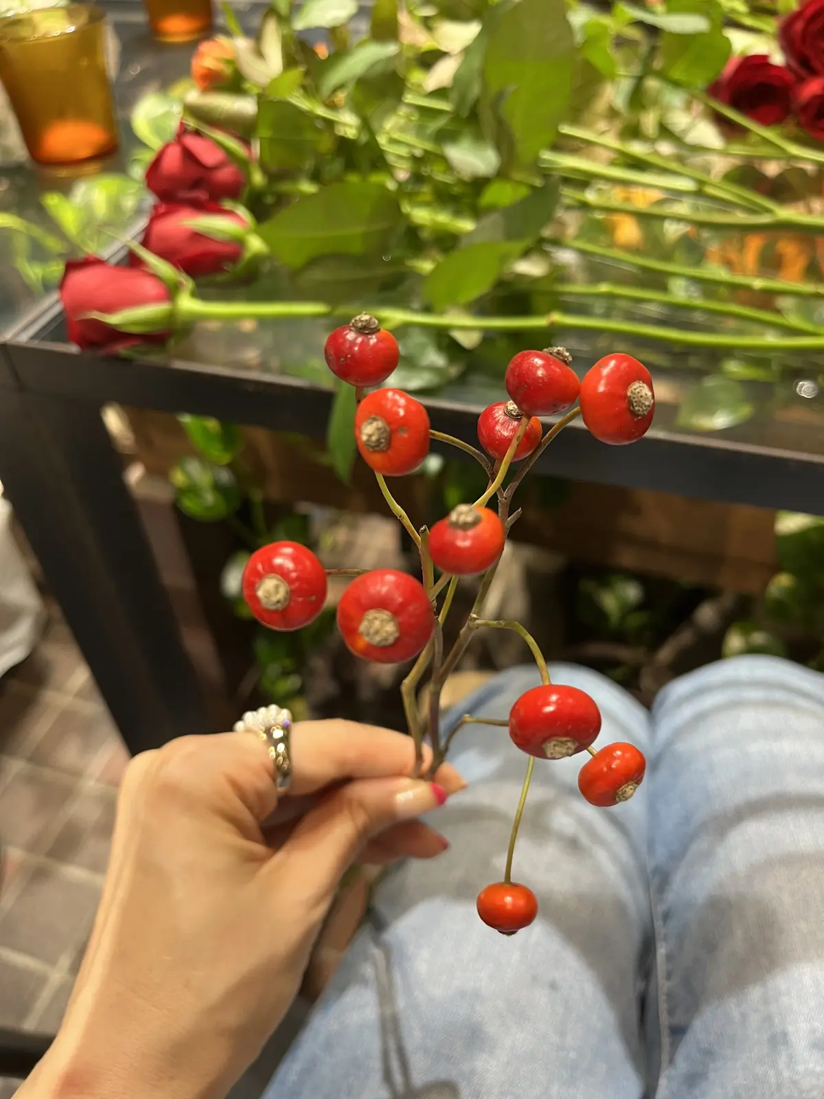 バラのブーケとアフタヌーンティーの画像_7