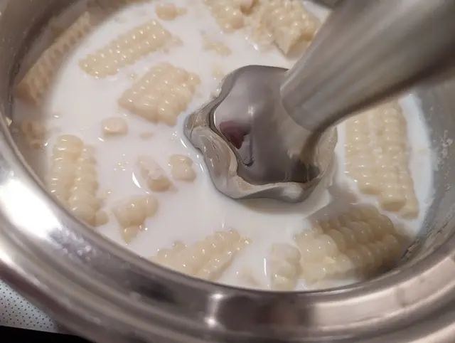 ロイシーコーンスープを作っています。