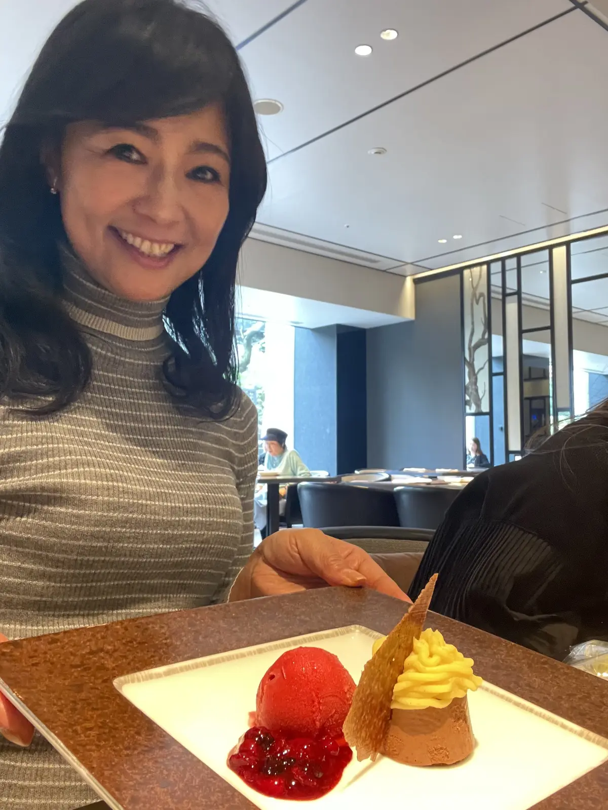The Prince Sakura Tower Tokyo、ザ・プリンス さくらタワー東京、リストランテカフェ チリエージョ、パーティーレストラン、ホテルランチ、ランチ、ホテルレストラン、高級感、店内、落ち着く空間、落ち着く店、スイーツ、ジェラート、カシス、ベリー添え、ショコラ、ケーキ、ショコラケーキ、デザート、デザートプレート、キャラメリゼ、栗、マロン、渋皮、渋皮マロン、冬服、冬、ニット、ニットコーデ、ロングスカートコーデ、パーティーコーデ、ランチコーデ、冬服コーデ、コーデ、銀糸、グレー、ニット、グレーニット、ストライプ、ストライプニット、ハイネック、ハイネックニット、タートルネック、