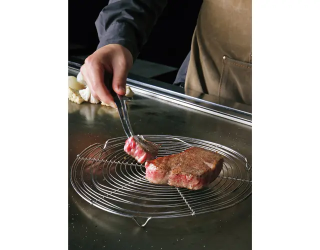 甘味があって軟らかい肉質の隠岐牛はグリルカウンターの目前で焼かれ、