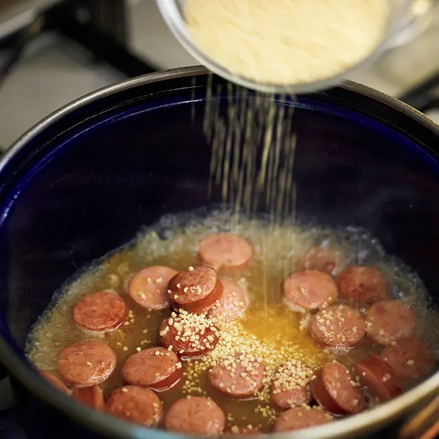 チョリソーのだしが出た湯でクスクスをもどすと、うま味を吸っておいしくなる