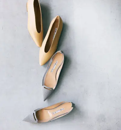 スニーカー人気が落ち着きエレガント回帰の今、足もとはいっそう女っぽく