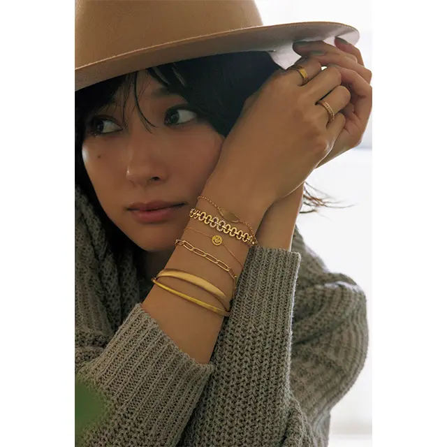 ベージュニットをリュクスに着る模範解答を示すなら