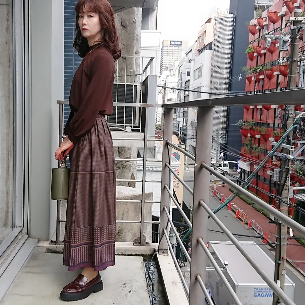 ブラウンブラウス  ブラウンスカート