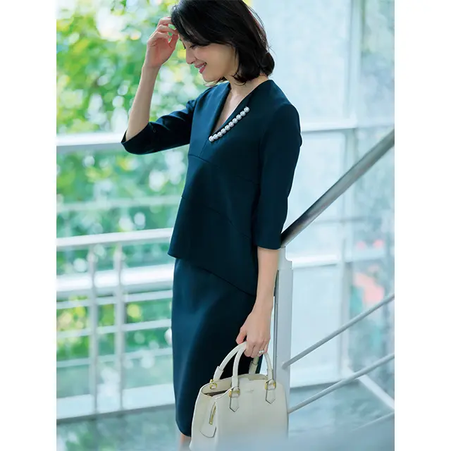 パンツスタイルにも似合うパールつきのアイコントップス