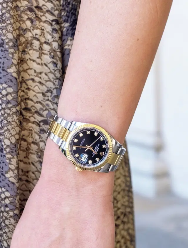 テア（主婦／ミラノ）パイソン柄のドレスに、ハンサムなブラックダイヤルの時計をセレクト