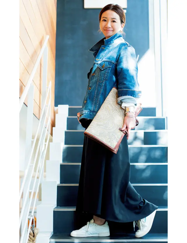 揺れるマキシスカートをスニーカーでカジュアルダウン