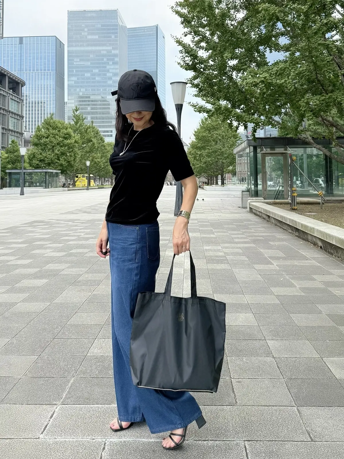 エクラ2025年10月号　エクラ付録　Aquascutum × eclat 大人のポケッタブルトート　しまむらデニム　GUベロアTシャツ　黒サンダル　黒キャップ