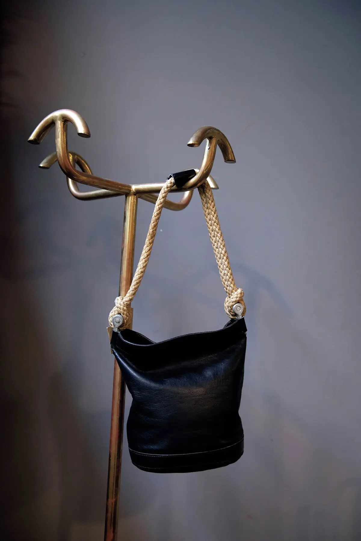 革とロープを組み合わせたバッグ（€90）。ふだん使いに はもちろん、ビーチリゾートにも似合いそう