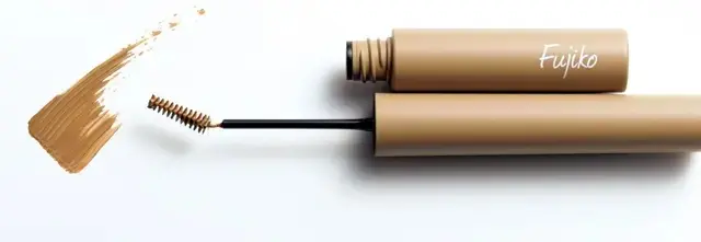 モデル使用。眉一本一本をしなやかにコーティング。透明感があるのでマットにならない。フジコ マジカルアイブロウカラー 02 ￥1,408／かならぼ