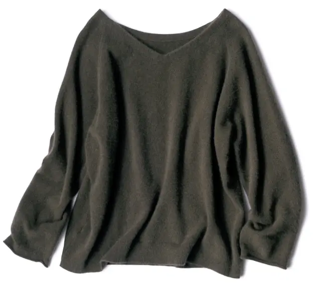 前は浅めのVネック、襟足はラウンドで女っぽく抜け感を