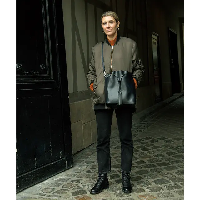 Maison Héritageのバッグをググッと短く斜めがけ