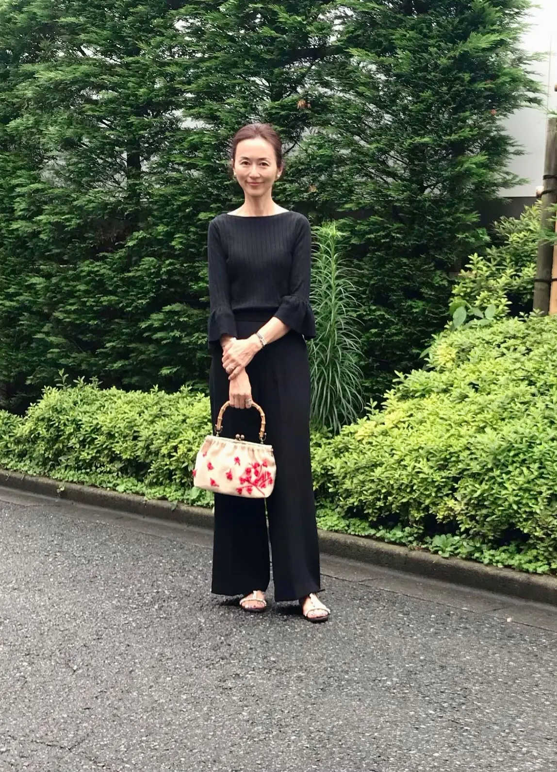 ZARAのブラックパンツで夏の黒スタイルの画像_1