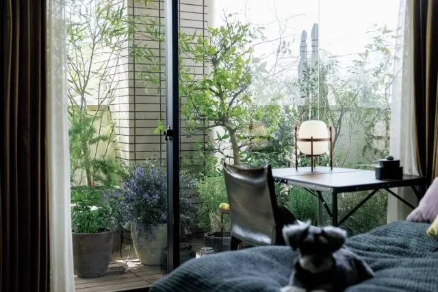 冬はテラスを眺めながらこのゲストルームで仕事を