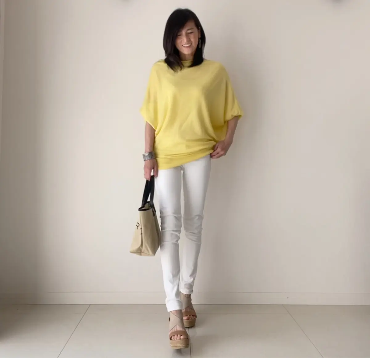 ホワイトデニム×イエローニットの春コーデの画像_2