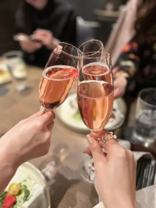 桜カラーのロゼスパークリングで乾杯