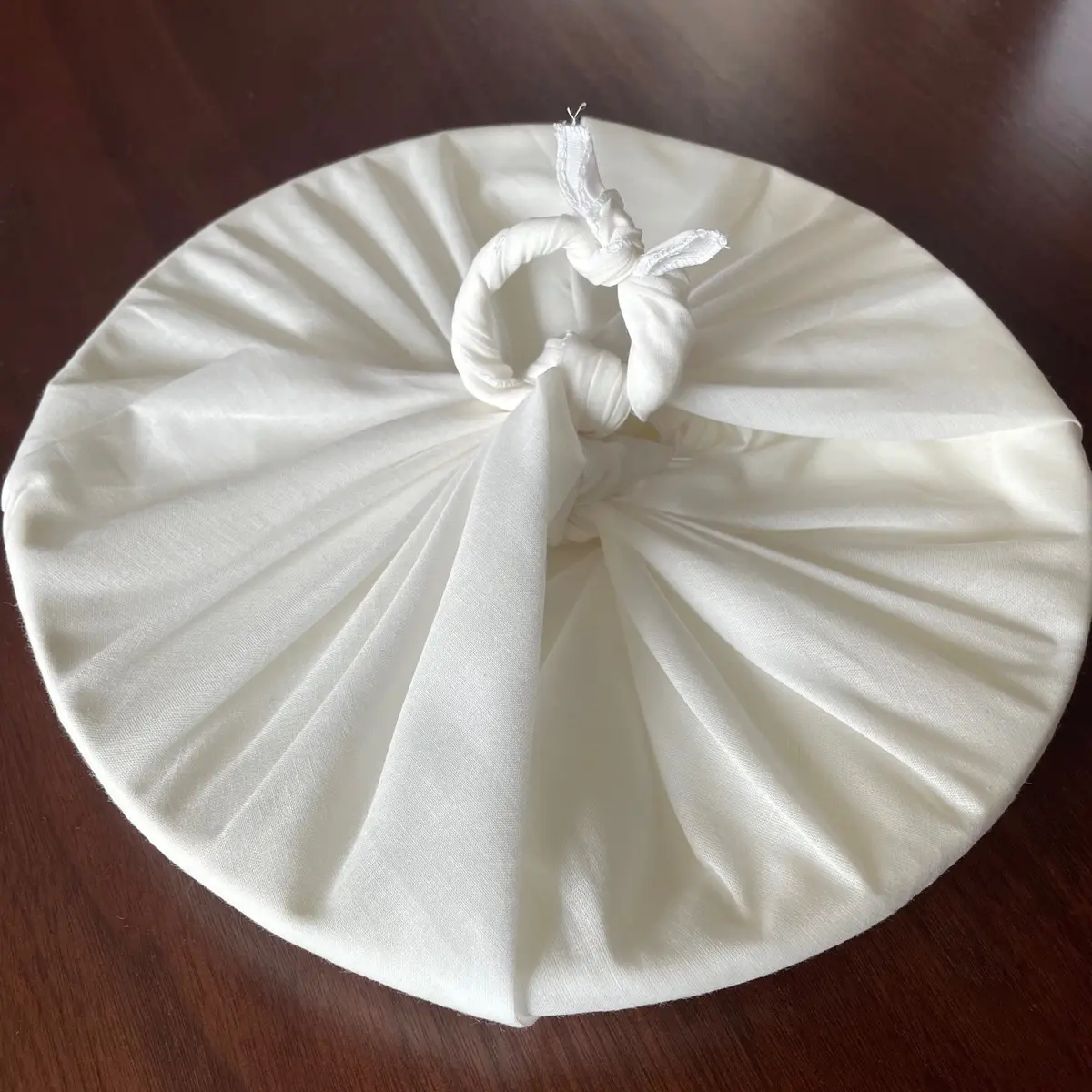 白磁の器を包んでいる真っ白い布