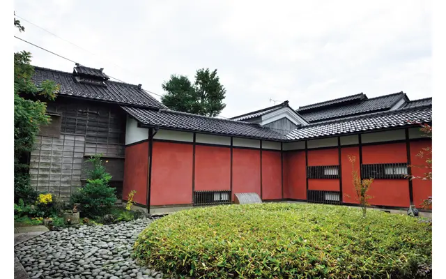 この土地特有の紅殻壁の母屋