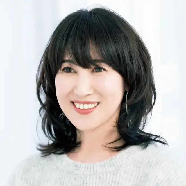 ボリューム感とつや感が若々しい「50代のミディアム」今どきスタイル33選