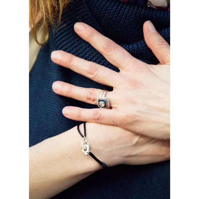 ひとつひとつの存在感を生かしたシンプルなジュエリー使い。