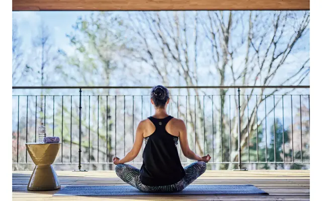 客室のテラスでは、プライベート・ヨガレッスン（1時間￥15,000）が人気