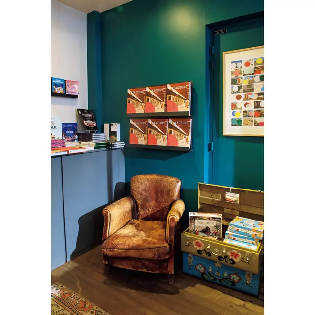 趣味のいいアパルトマンのサロンのようなコーナーも