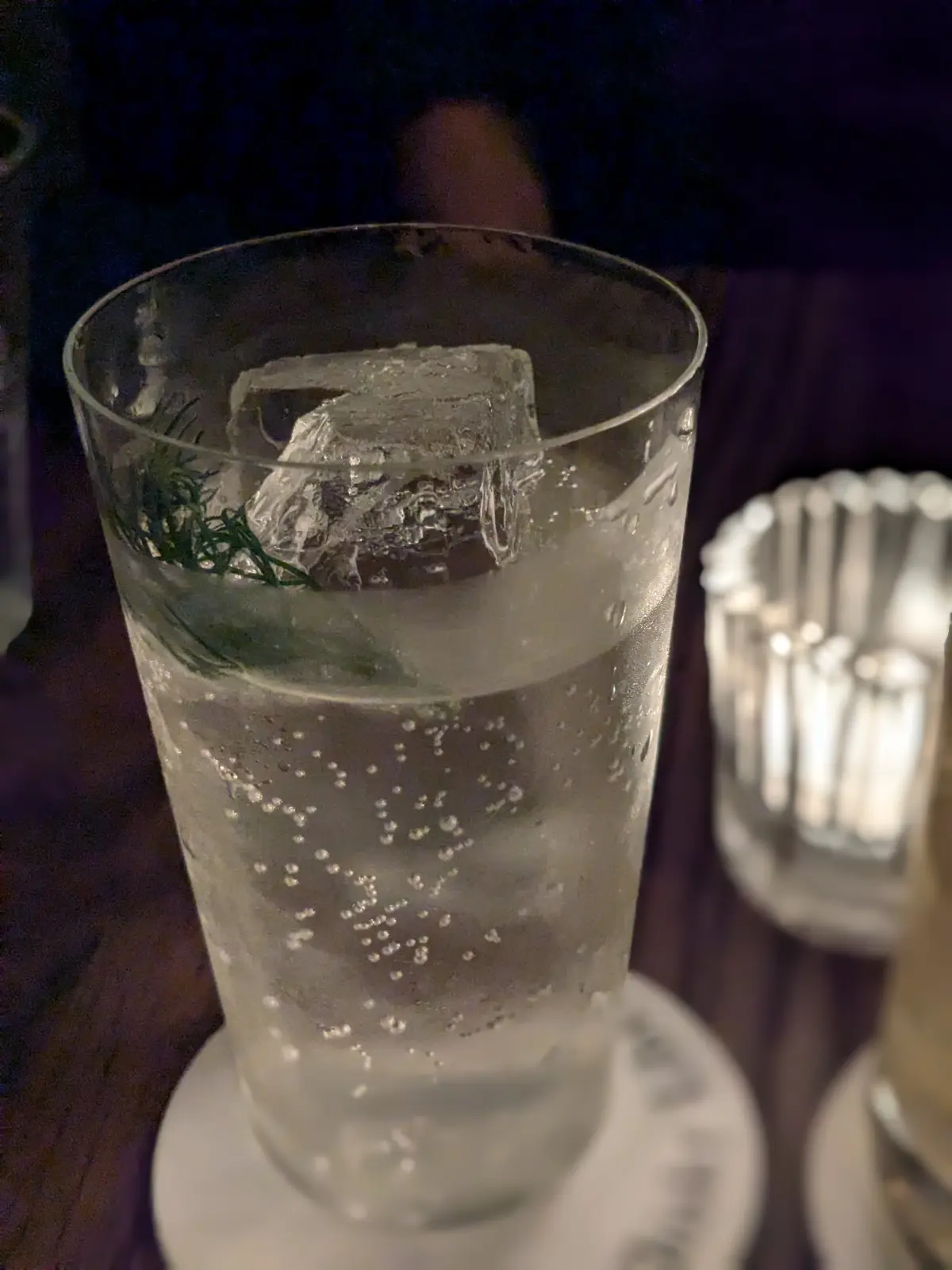 秋色タイトスカートで、南青山の幻想的なバの画像_9