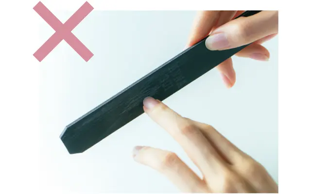 やすりを宙に浮かせ、爪を当てて削るのはご法度