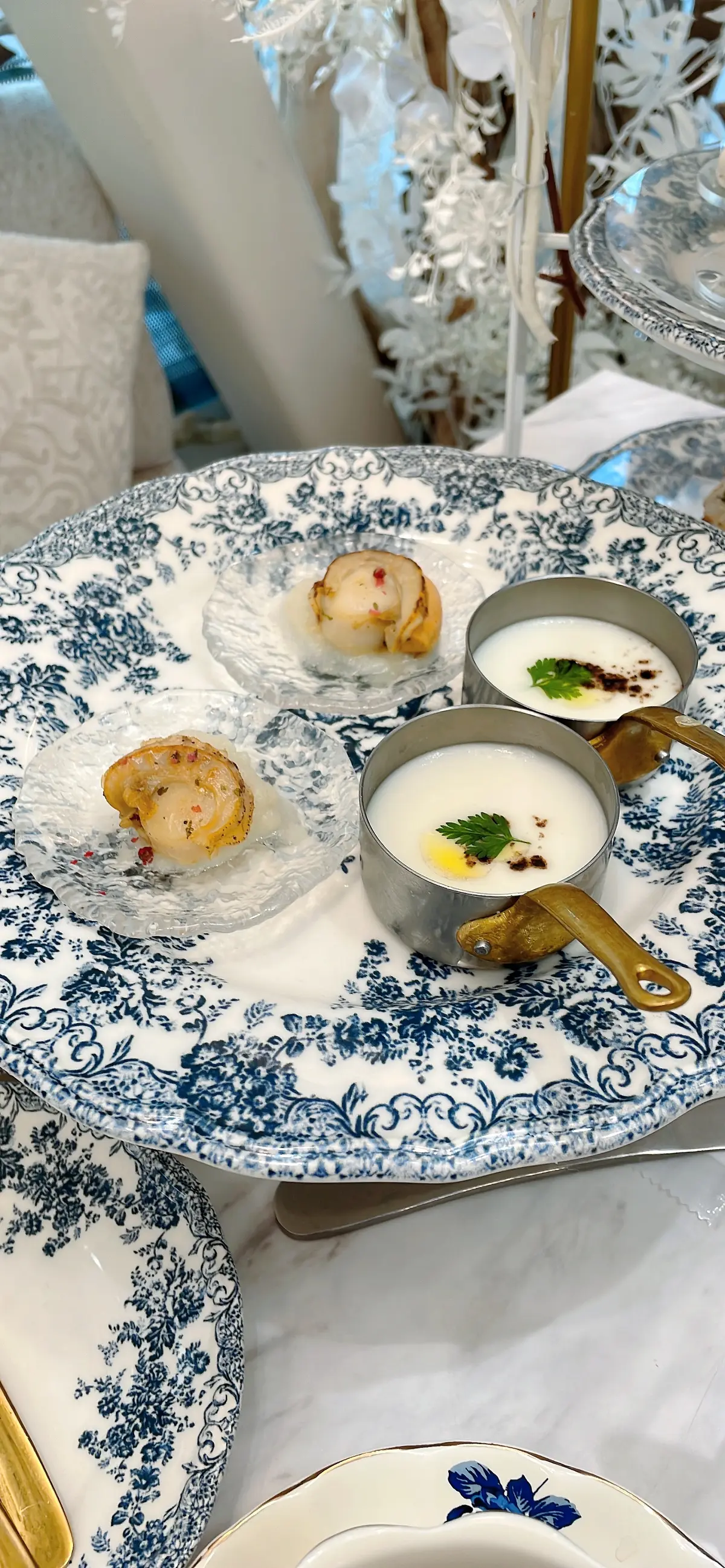 haute couture cafe、haute couture cafe表参道、表参道カフェ、ゼリー、水色ゼリー、オートクチュールカフェ、オートクチュールカフェ表参道、表参道グルメ、表参道アフタヌーンティー、期間限定、期間限定アフタヌーンティー、ジュレ、スイーツ、可愛いスイーツ、雪の結晶、冬スイーツ、クリスマスアフタヌーンティー、北海道産ホタテのガーリックハーブソテー、トリュフ香る北海道産じゃがいものポタージュ、ポタージュ、トリュフ