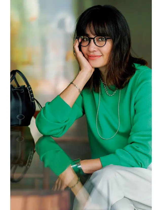 鮮やか色のニットに黒縁メガネコーデのRINA