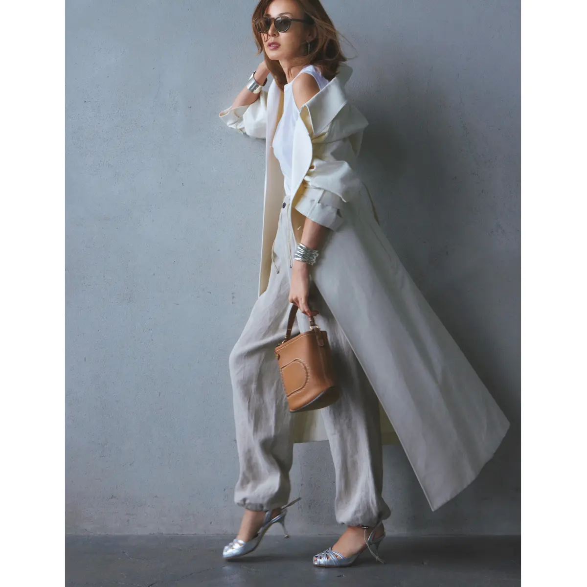 白ロングコートに白タンクトップとライトグレーゆるパンツを合わせたコーディネート　モデル・SHIHO