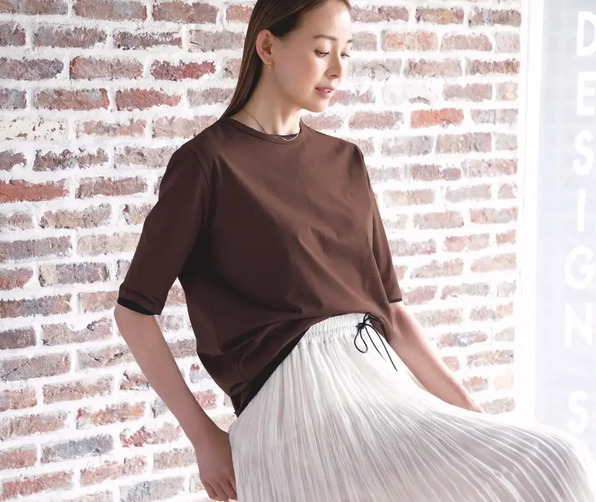 ブラウン×黒のTシャツ2枚重ねで大人のカジュアルコーデがぐっとこなれる。最低気温23℃｜9/10(水)【50代の毎日コーデ】