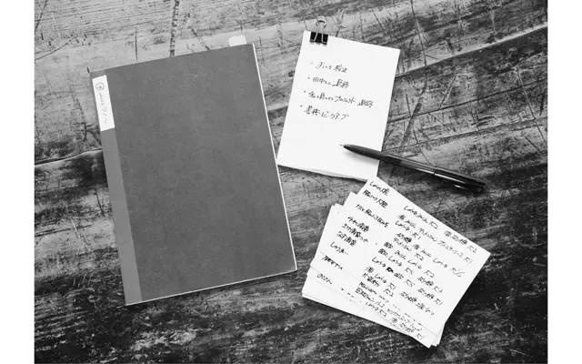 書くメモは3種類。すぐやることはメモ紙（写真右上）に書いて目につく場所に置く。右下は、よく作る料理の材料＆調味料を書いたレシピメモ。左は、日々の経験や考えをメモする思考系のノート